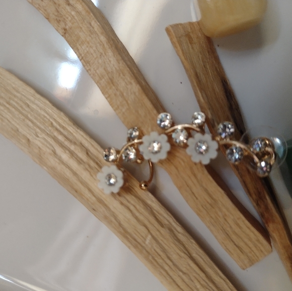 NEW JUST IN TIME FOR SPRING 🌼🌼 BLOSSOMS IN WHITE EAR CUFFS - Picture 3 of 5